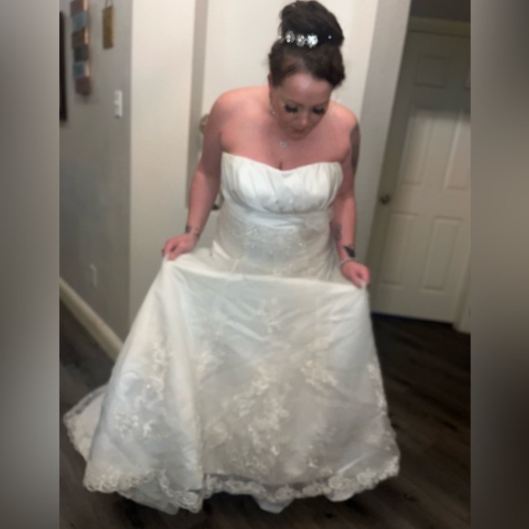 Mary’s Bridal Wedding Gown (3layer) size 20 will negotiate price. - Picture 8 of 15